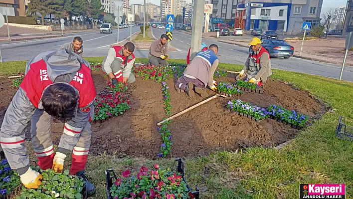 Melikgazi'nin kavşakları çiçeklerle renklendi