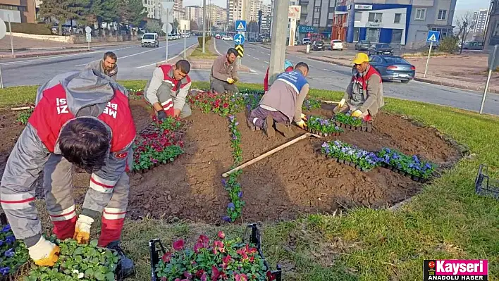 Melikgazi'nin Kavşakları Çiçeklerle Renklendi