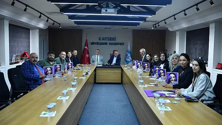 Memduh Büyükkılıç, esnaf temsilcilerini makamında ağırladı