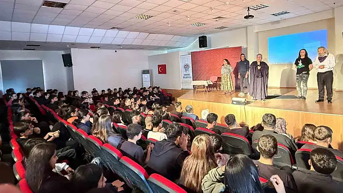Gençler madde bağımlılığının tehlikelerini sahnede izledi