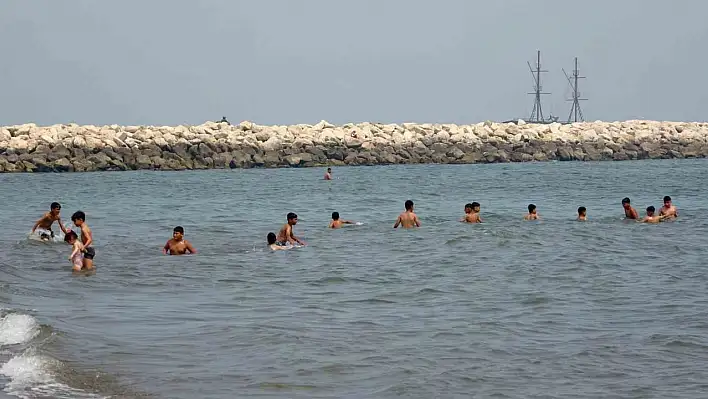 Kayseri'de serin hava yaşanırken, Mersin'de denize girdiler!