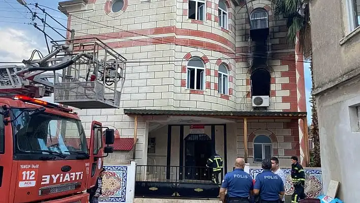 Yıldırım Düşen Cami Alev Alev Yandı