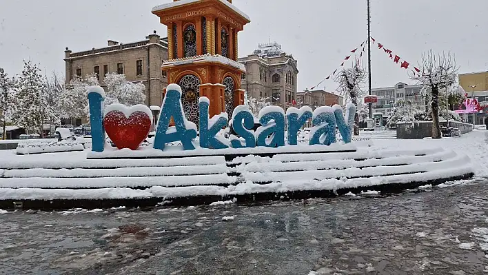 Mevsimin ilk karı Aksaray'ı aklara bürüdü