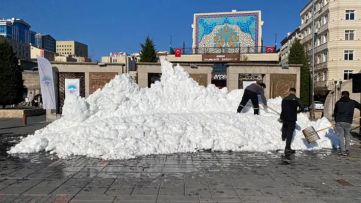 Meydana Kar Yağdı!