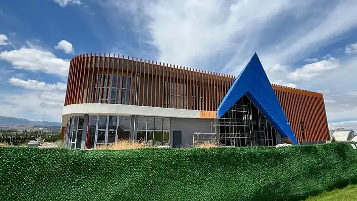 Millet Bahçesi'nde merak edilen üçgen bina açıldı!