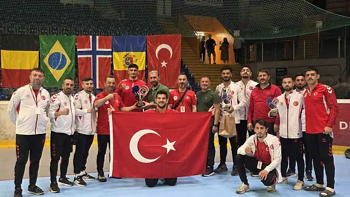 Milli boksörler, Çekya'da 3 madalya ile döndü!