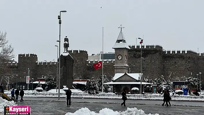 Kayseri'de bayraklar yarıya indirildi