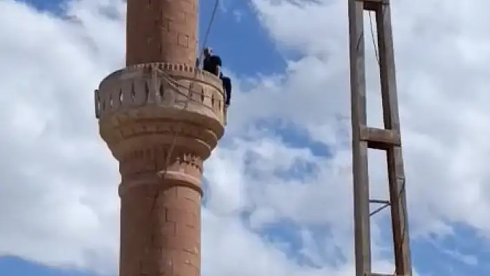 Kayseri'de yürekleri ağza getiren anlar! Minareye çıktı...
