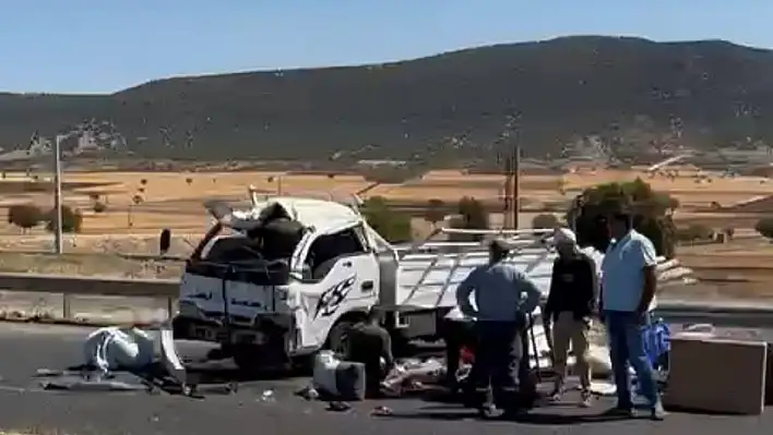 Minibüs ile kamyonet çarpıştı: 2 yaralı