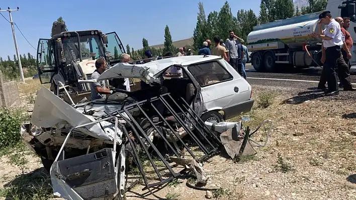 Minibüs ile otomobil kafa kafaya çarpıştı: 2 ölü, 1 yaralı