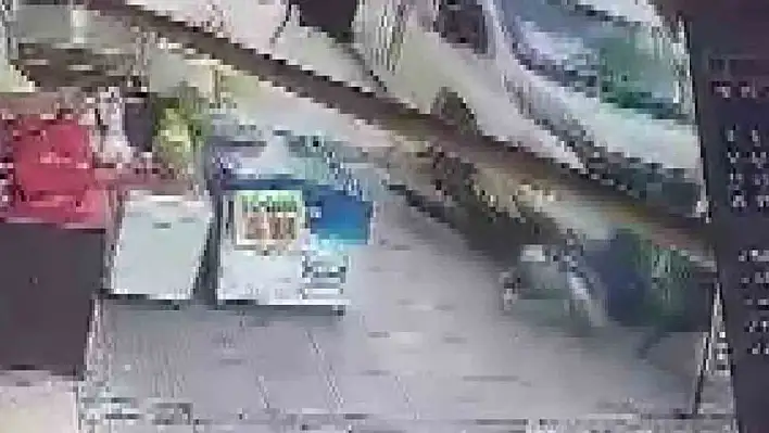 Kaldırıma çıkan minibüs yayalara çarptı: 2 yaralı