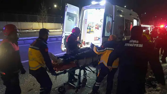 Sivas'ta minibüs kazası: 4 yaralı!