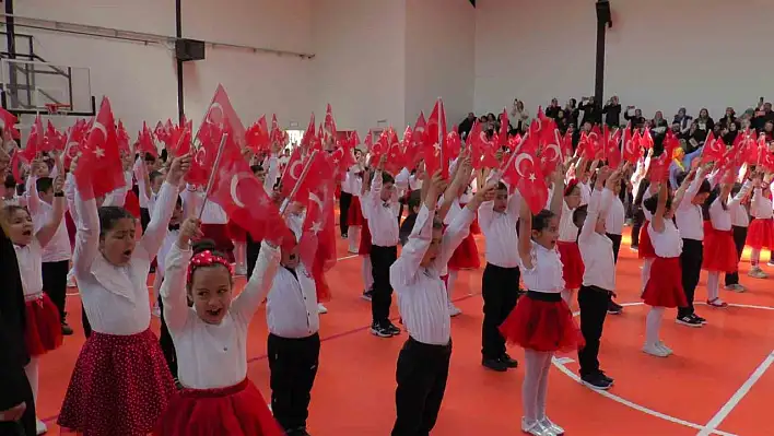 İlkokul öğrencileri 23 Nisan'da depremzedeleri andı