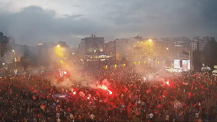 Mobese'ye akın var... Vatandaş meydana hücum ediyor...