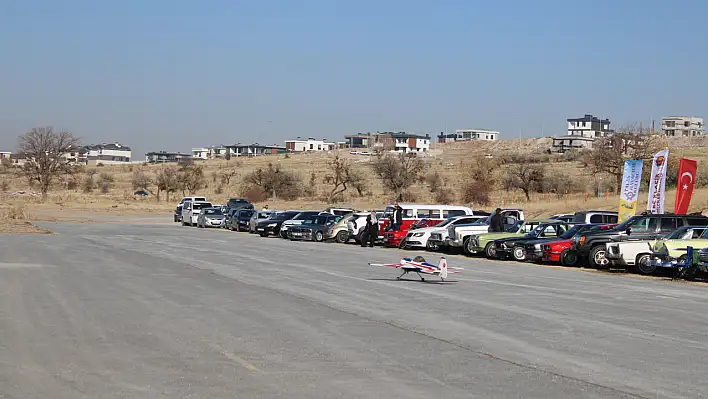 Model uçaklar ve klasik otomobiller aynı pistte
