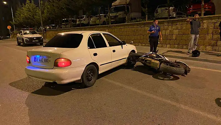 Talas'ta motosiklet ile otomobil çarpıştı