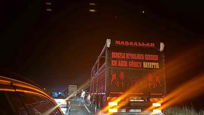 Seyir halindeki tır ile motosiklet çarpıştı!