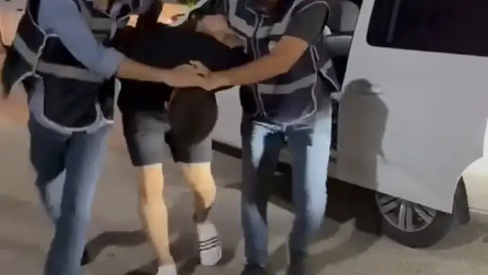 Motosiklet sürücüsüne hakaret edip saldırmaya çalışan şahıslar yakalandı