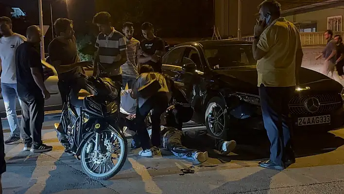 Erzincan'da motosiklet otomobile çarptı