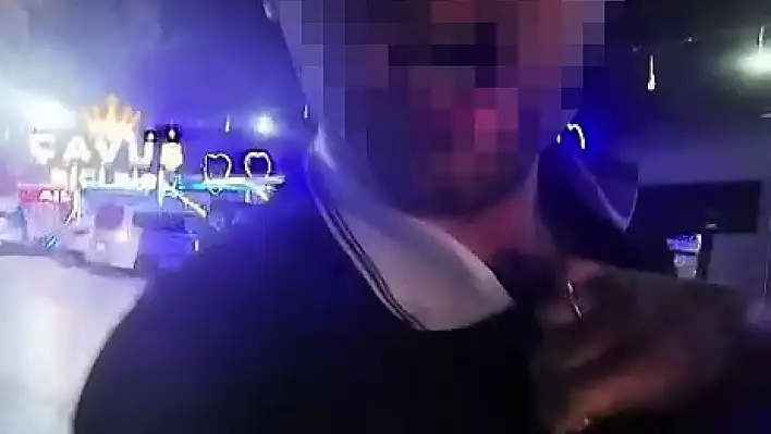 Araçlı şahıslar motosikletlinin önünü kesti