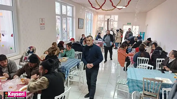 Mucur Belediyesi'nden depremzedelere çay ve yemek ikramı