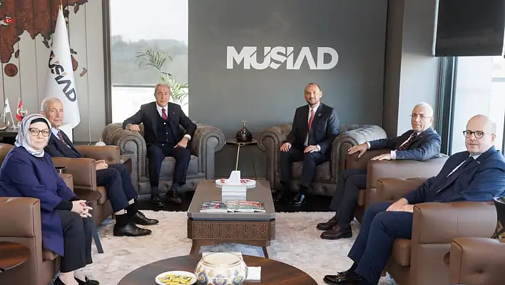 MÜSİAD zirvesinde dikkat çeken görüşme: Hulusi Akar'dan yeni dönem vurgusu!