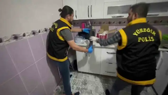 Bir evin mutfak dolabından AK-47 ve pompalı tüfek çıktı!