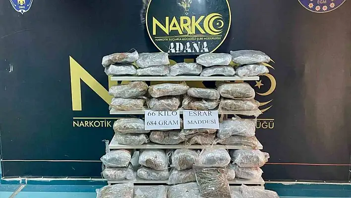 Narkotik polisleri saman yüklü çuvalların içerisine gizlenmiş 66 kilogram esrar ele geçirdi