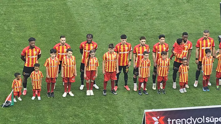 Nazon maça oğluyla çıktı –  Bayrak detayı dikkat çekti!