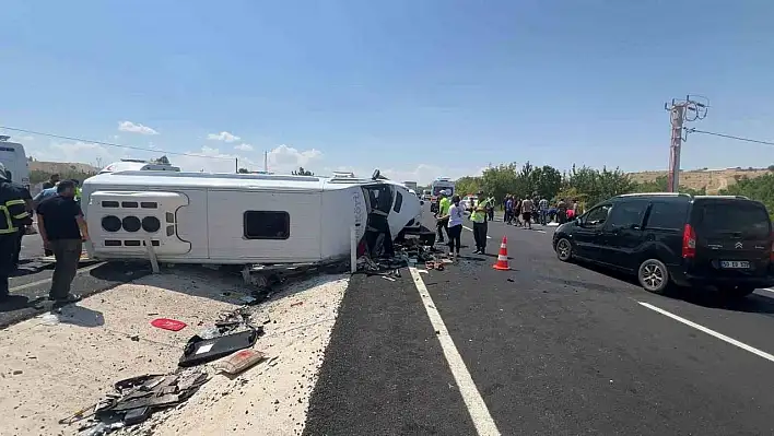 Düğün Yolunda Kaza: 2'si Ağır 13 Yaralı