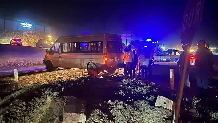 İşçileri taşıyan minibüs refüje çarptı: Çok sayıda yaralı var