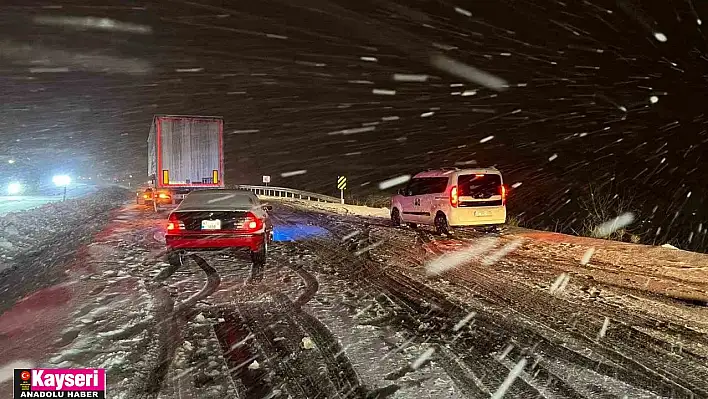 Kar olumsuz etkiledi: Kayseri-Nevşehir karayolu ulaşıma kapandı