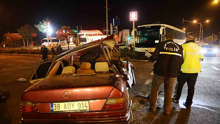 Nevşehir'de turistleri taşıyan otobüs ile otomobil çarpıştı!