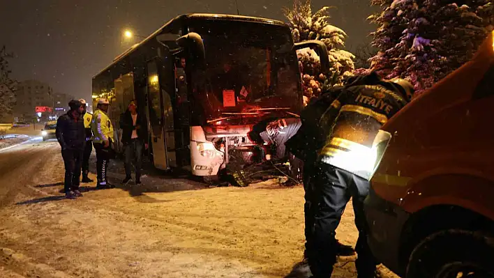 Otobüs ile otomobil çarpıştı! Nevşehir'de trafik tek şeride düştü