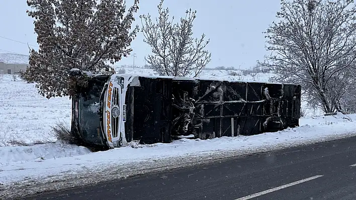 Nevşehir-Kayseri yolunda otobüs devrildi - Yaralılar var!