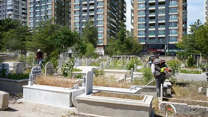 Niğde'de bayram öncesi mezarlık temizliği
