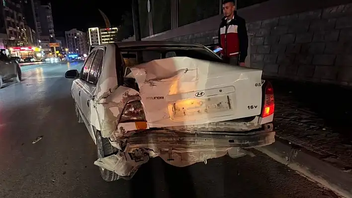 Niğde-Bor Otoyolu'nda midibüs otomobile çarptı!