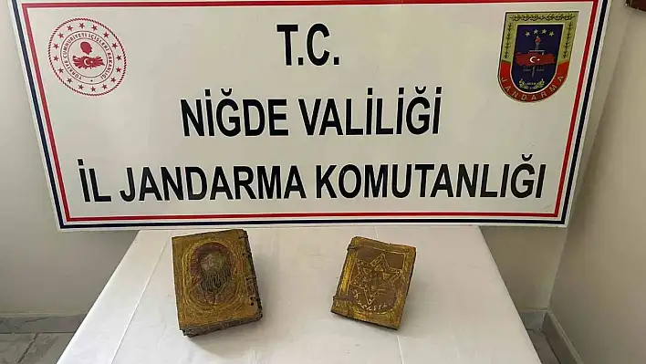 Kamu Görevlisi Tarihi Altın Kaplamalı Kitapla Yakalandı