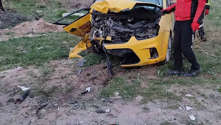 İki otomobil kafa kafaya çarpıştı: 1'i ağır 4 yaralı