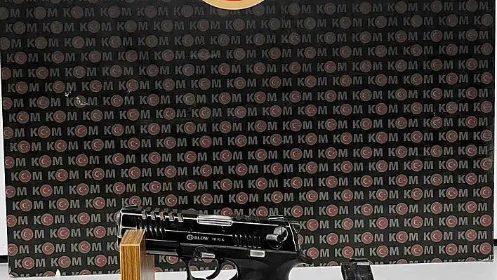 Makaron, tabanca ve sahte çek bulundu