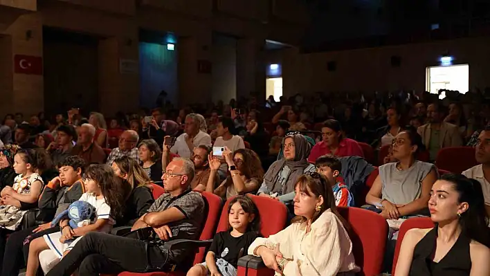 Öğrencilerden İngilizce tiyatro