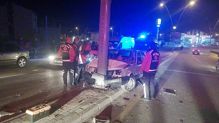 Niğde'de otomobil elektrik direğine çaptı: 3 yaralı