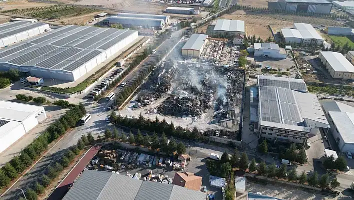 Bir fabrika yangını haberi de komşudan geldi! 10 Saat süren mücadele sonuç verdi...