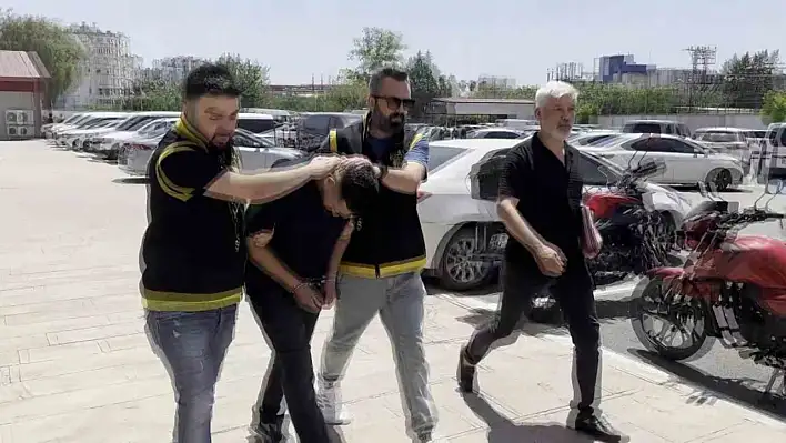 Park halindeki araçlardan hırsızlık yapan zanlı kıskıvrak yakalandı