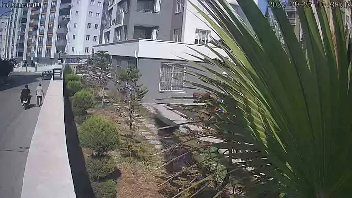 Motosikletle kapkaç yaptılar yakalanıp tutuklandılar!