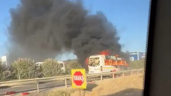 Adana'da öğrenci servisinde kaza sonrası yangın: 1 kişi yaşamını yitirdi