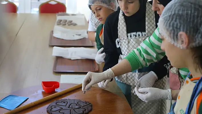 Öğrenciler Kalpli Kurabiyelerle Kutladı!