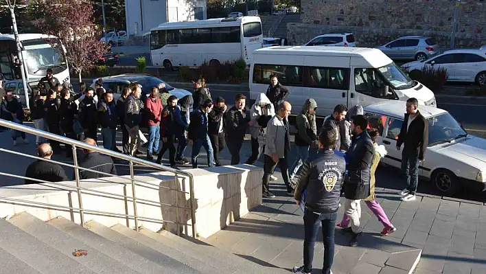 Öğretmen yerine çete lideri oldu