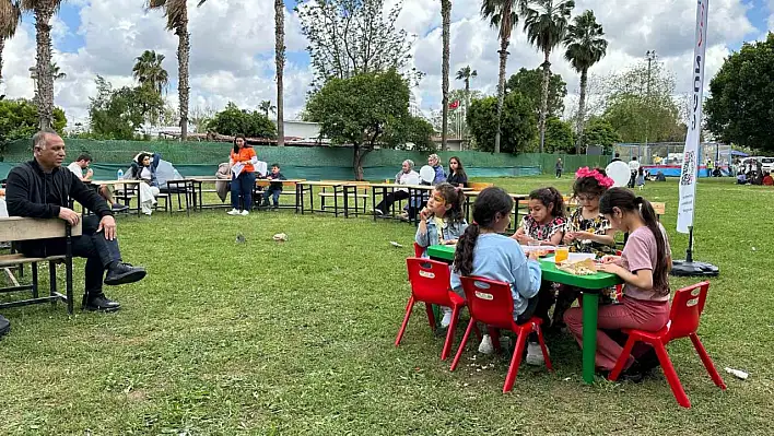 Adana'da Ogün Abi Derneği'nden Karnavalda Çocuklara Mutluluk Standı...