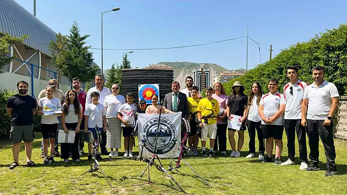 Okçuluk sporcularına malzeme desteği...